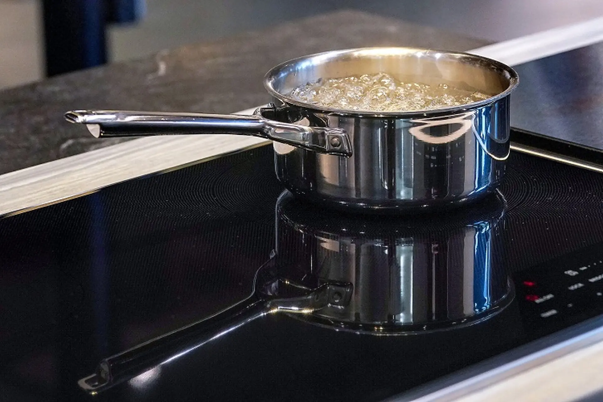 Bếp từ tự ngắt đột ngột