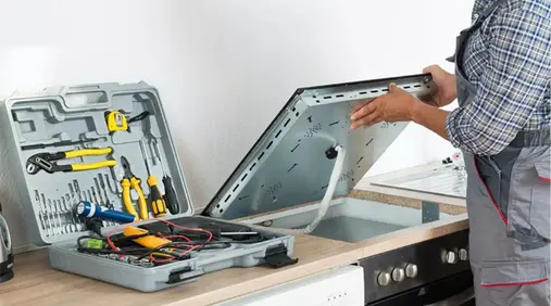 Kỹ thuật viên kiểm tra thiết bị tận nhà