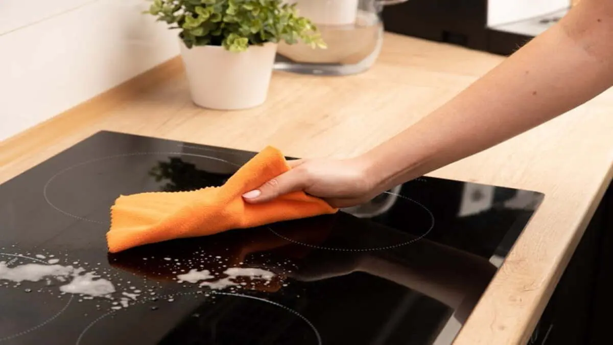 Vệ sinh mặt kính bếp từ đúng cách