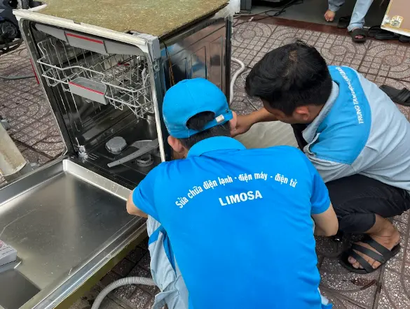 Thợ sửa máy rửa bát